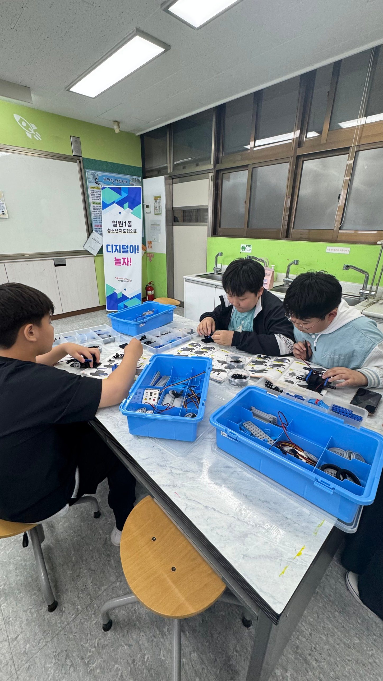 Students building robots from EFMIGO kits